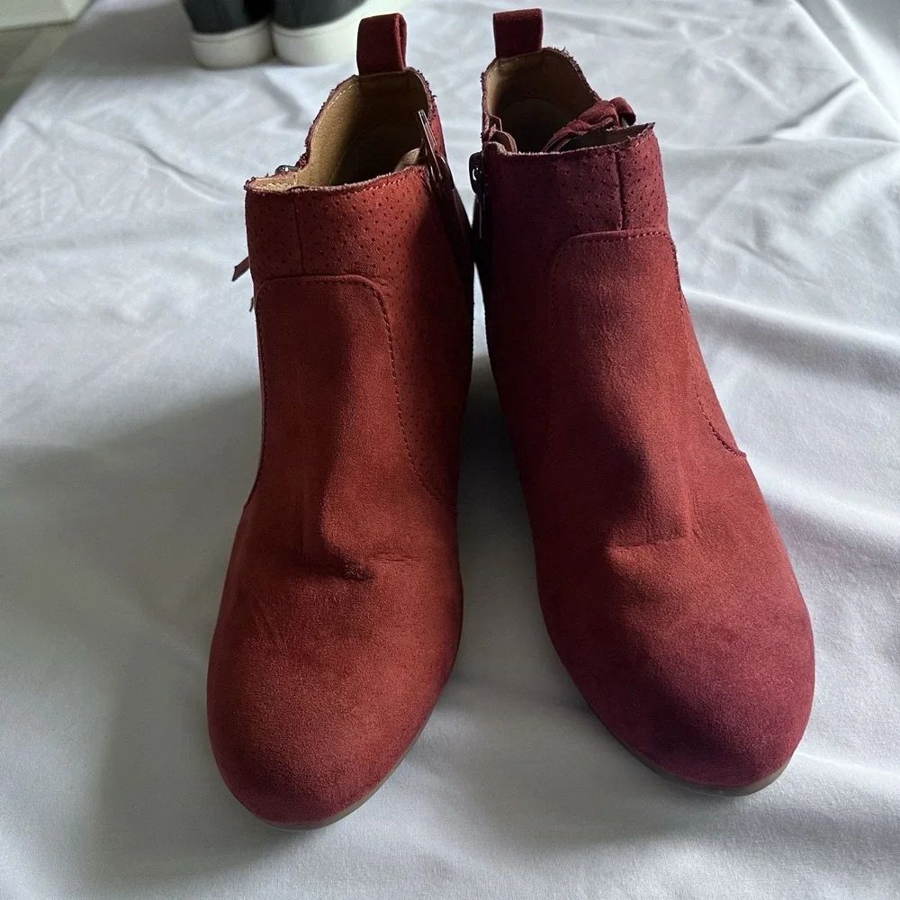 DOLCE VITA Ankle Boots Womens 7,Rust Suede Side Zip, Wedge Heel.